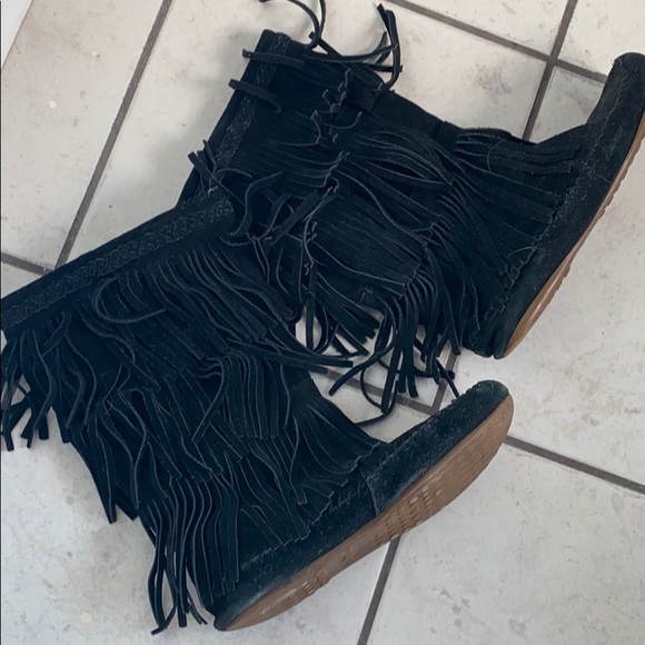 Minnetonka fringe boots🖤 - Picture 2 of 5